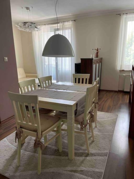 Priestranny 3 Izb. Apartman V Centre S Parkovanim. بانْشكا بيشتريتْسا المظهر الخارجي الصورة